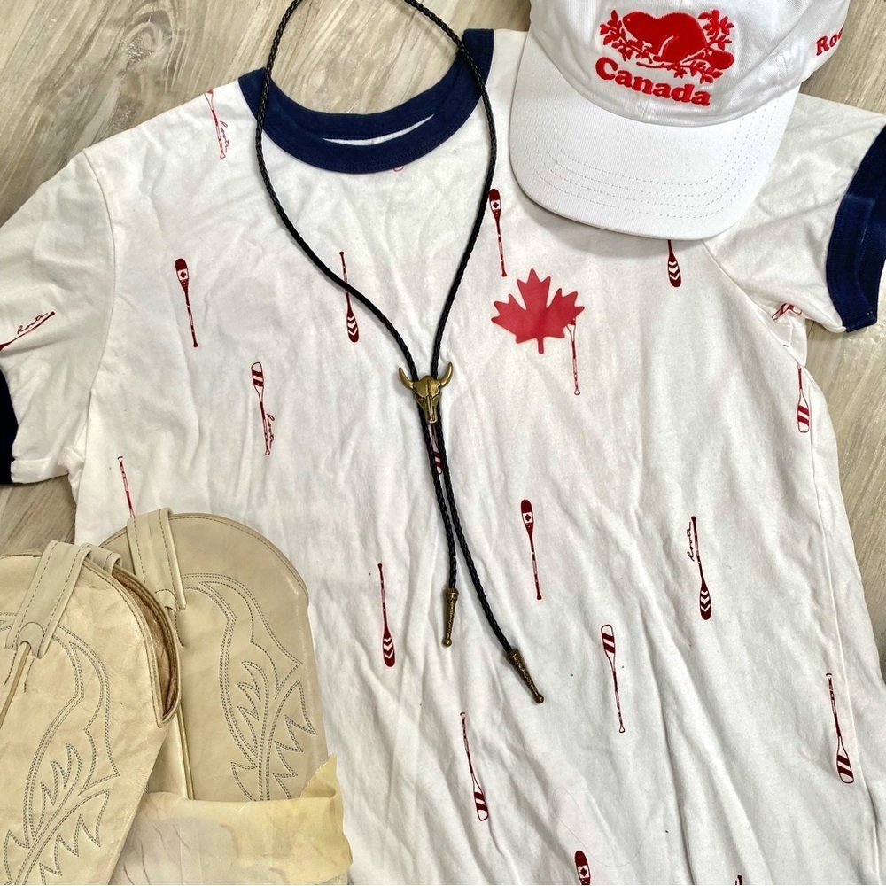 Roots CANADA Tshirt w maple 🍁 leaf & cabin cottage vibe - Picture 2 of 12